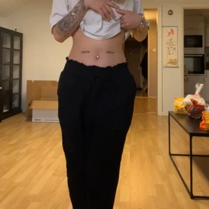 Lågmidjade linnebyxor  - Ett par svarta lågmidjade linnebyxor ifrån h&m är i storleken S men passar Xs-M då dem är stretchiga. Slutsålda på h&m hemsida 