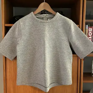 Shirt with short arms, thicker fabric 