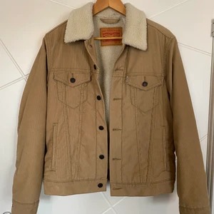 Beige Levi’s Jacka, Storlek S - Beige Levis Jacka, Storlek S, Pris 250kr,   (Frakt 69kr, ingår ej)