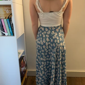 Kjol&linne - Säljer båda plaggen på bilden. Kjolen kostar 100kr & linnet 50kr💗