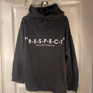 Hoddie  - Svart cool oversize hoddie med text ifrån zara 🖤