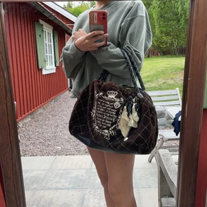 Juicy couture väska  - Juicy couture väska från 2009, bra skick utanpå men inuti är den lite sliten. Köpt i New York.