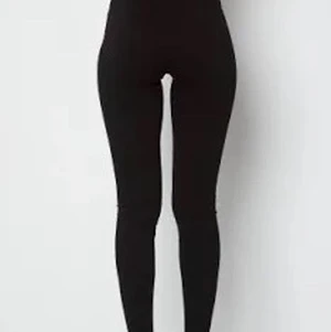 Jeans - Svarta jeans från hm 