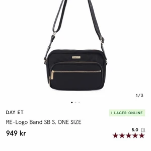 DAY ET väska - Jättefin axelremsväska i nyskick, endast använd fåtal gånger utan några defekter. 200kr + frakt