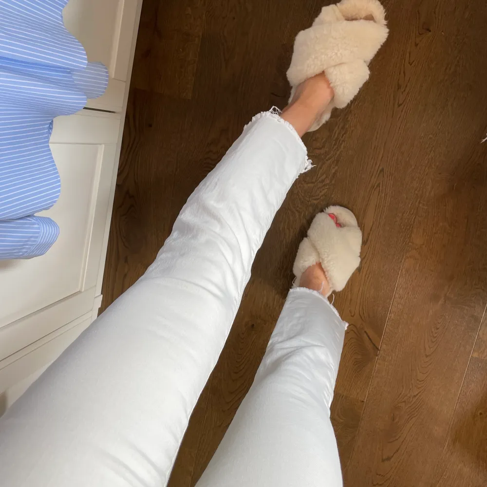 Vita jeans i cropped flare modell från VeroModa, storlek S/32 (jag är 170) 💕 Inga fläckar och ej genomskinliga! Kontakta mig om du är intresserad eller har några frågor 💕. Jeans & Byxor.