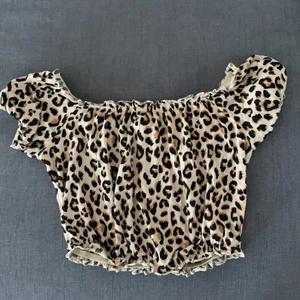 Topp - Liten topp från hm i storlek xs. Bra skick och bara använd några få gånger. 30kr+ frakt