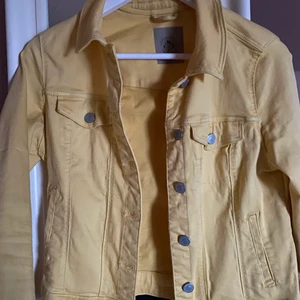 Jeans jacka  - Gul jeans jacka från Vera och Moda i storlek M, jättefin till sommaren! 