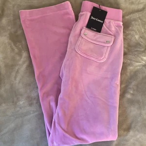 Juicy byxor - Säljer dessa jätte fina juicy byxor i färgen orchid pink, dom är aldrig använda och är i storlek xs, säljer då dom inte riktigt är min stil❤️ skriv privat om man undrar något (dom är inte sålda och om man vill så kan man köpa dom för 700) +frakt