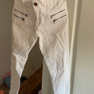 Vita byxor Stlk 32 (XS)  - Hej säljer ett par vita fina byxor pga för små för mig. Fint skick. Hämtas i Tyresö. 