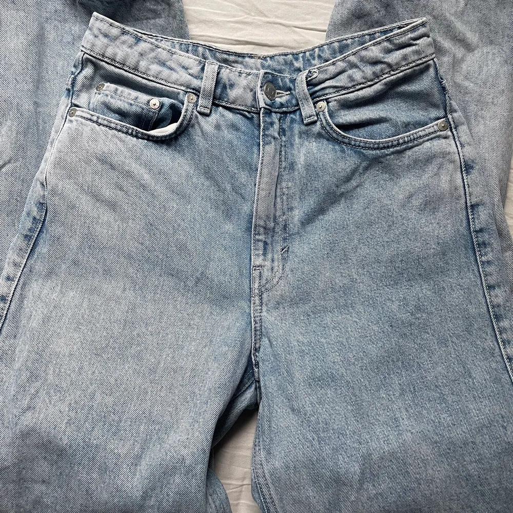 Supersnygga jeans från weekday i modellen ”rowe”. Köpta för ca 2 år sedan och kommer tyvärr inte längre till användning då dem blivit för små. De är i storlek W27 L30. . Jeans & Byxor.