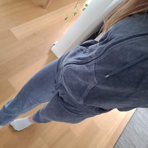 Blått mjukis-set (byxor&tröja) från Cubus. Storlek S. Änvänt få gånger. Säljer pga för litet.