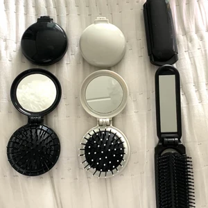 Kam - Kan som man kan ha i väskan. Ljus grå och två olika svarta. 