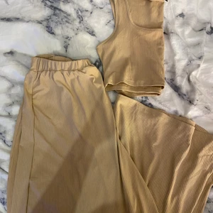 Beige sett - Väldigt fint sett, jätte skönt och luftigt material. Super fint till sommaren. Köparen står för frakten💕💕