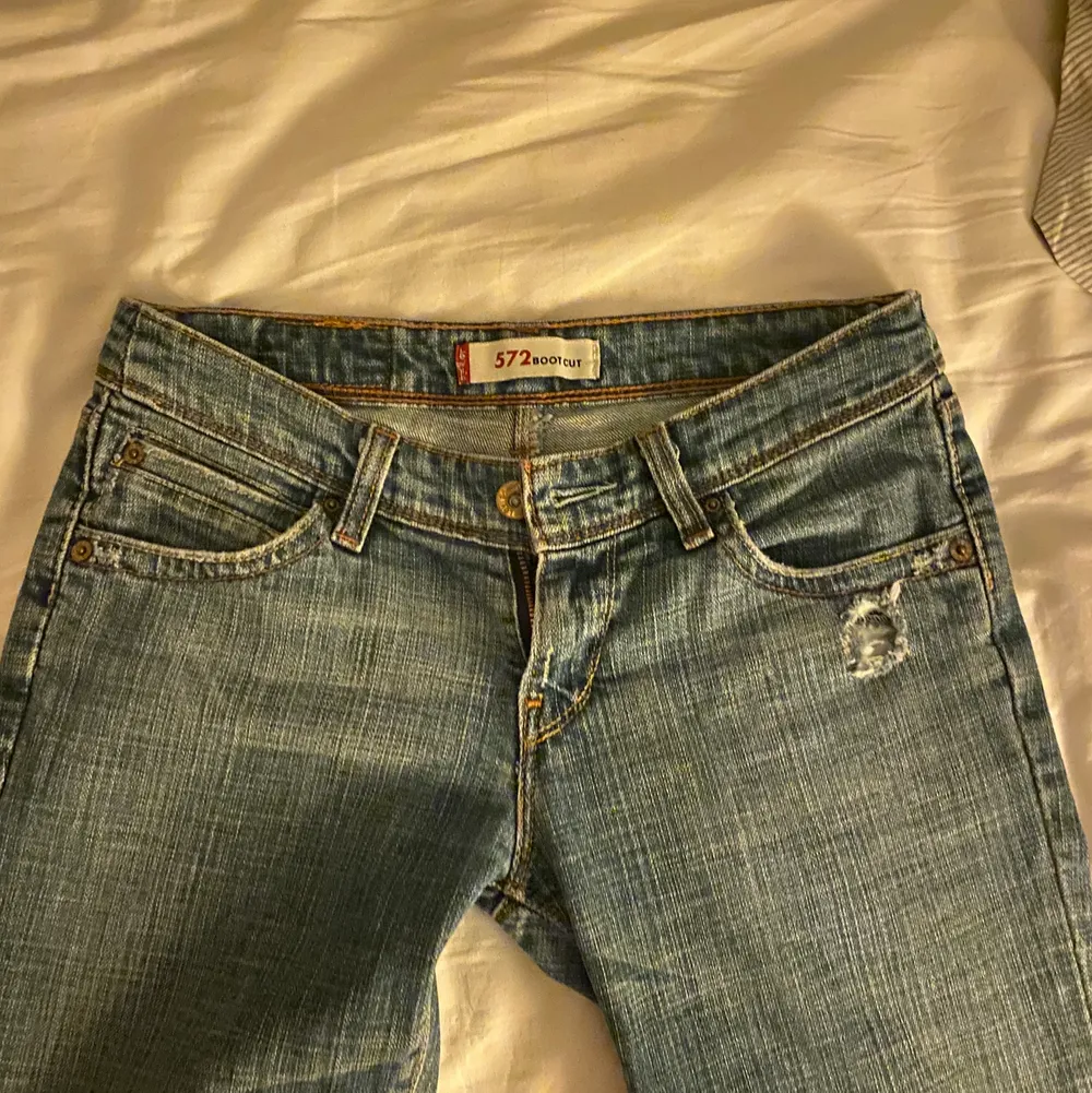 (Första bilden lånad) Säljer mina vintage lågmidjade Levis jeans, köpta här på plick! Står att de är bootcut men skulle mer säga att de är straight. Ca storlek w25, kan skicka mått om det önskas, Skriv för fler bilder!. Jeans & Byxor.