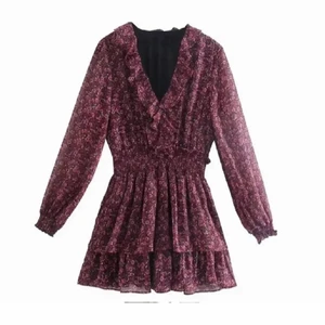 Zara känning - Perfektaa klänningen till sommaren!! Köpte den i vintras och är aldrig använd💘 Hör av er vid frågor!!😘