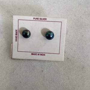 Riktiga pärlor - svarta (men de ser lite blå ut också) - från Indien. Äkta silver.