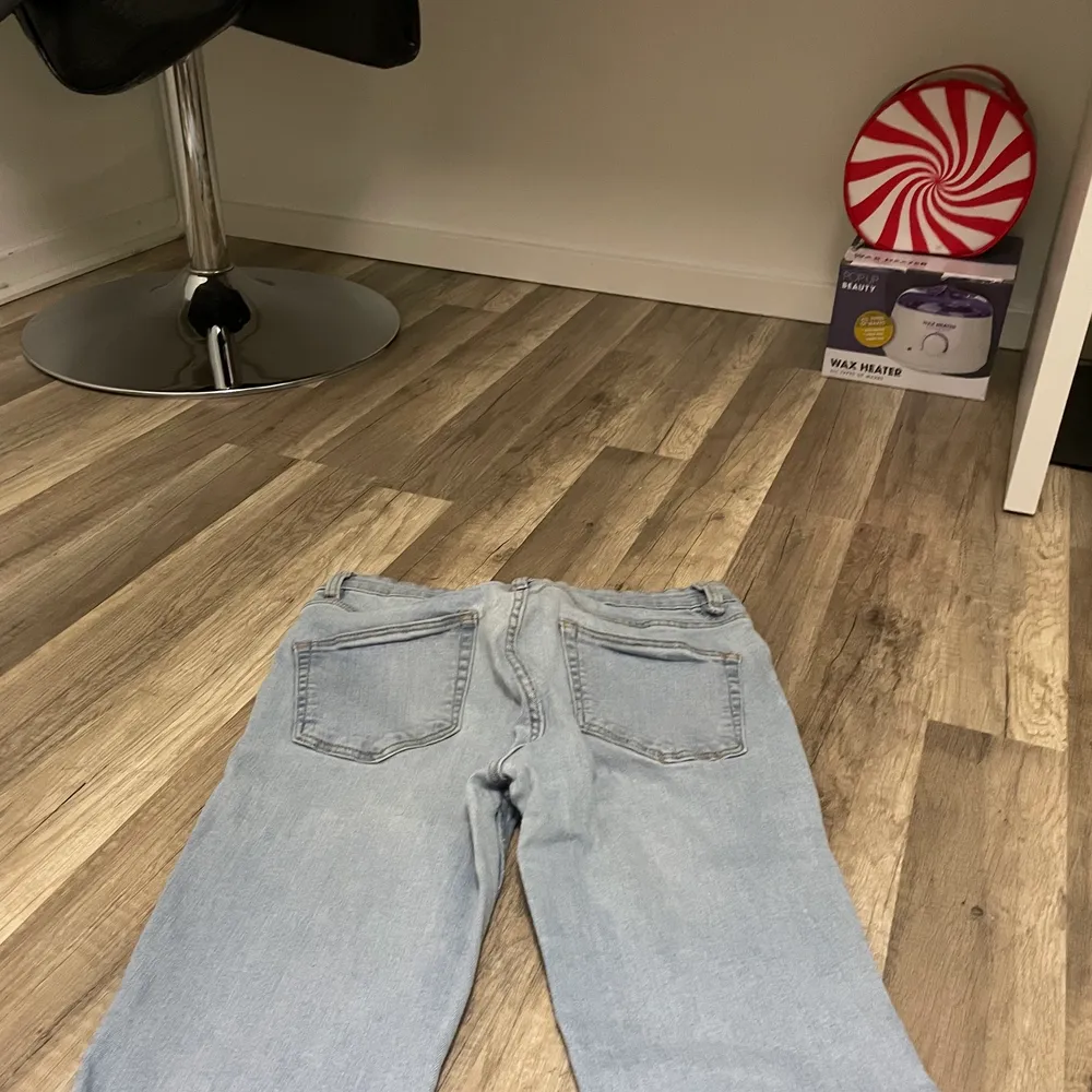 Ett par jättefin flare jeans strl 40. Jeans & Byxor.