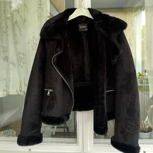 Pull & Bear jacket  - Jacka från Pull & Bear. Endast använd ett fåtal  gånger. Finns i Lund. Kan skickas men köparen står för frakten 🧚🏻 storlek L! 