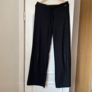 Byxor/ yoga  - Nike yoga byxor köp från loppis.  Storleken är Large. Vet ej om de är äkta då jag köpte från en loppis! ”Träning kläder ” material  