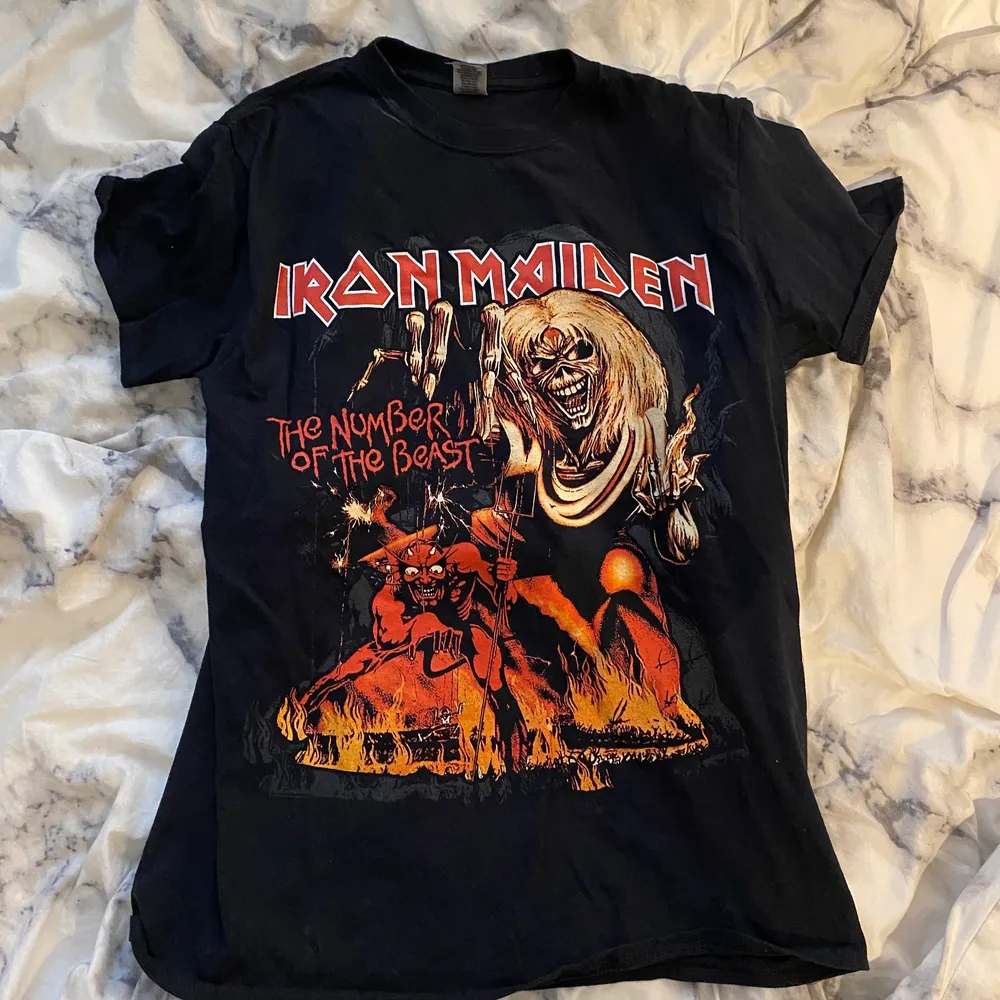 En svart Iron Maiden tröja.. T-shirts.