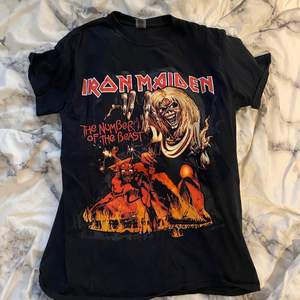 En svart Iron Maiden tröja.