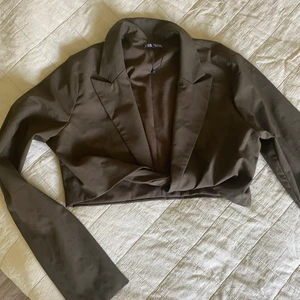 Festtopp - Säljer en mörkgrön festtopp. Croppad. Från Zara, oanvänd. Strl L (liten i strl).🤎