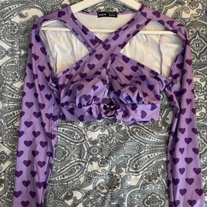 Lila topp - En cool lila topp med knytning på ryggen och en silver detalj på framsidan 🤍