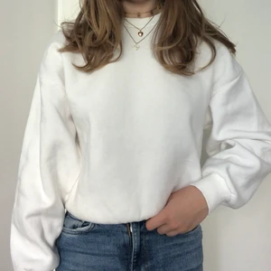 Gina tricot sweatshirt  - Vit sweatshirt från Gina Tricot 🐚 Knappt använd så är i mycket bra skick ⭐️ Storlek XS