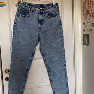 Snygga jeans från H&M💙 det är strl 40 men skulle säga att den är ganska liten i storleken🧿 kan mötas upp i Stockholm eller posta💋
