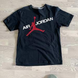 Vintage air Jordan t-shirt från 90-talet. Svart med röd jumpman logo och vit text. Passar både M och S.