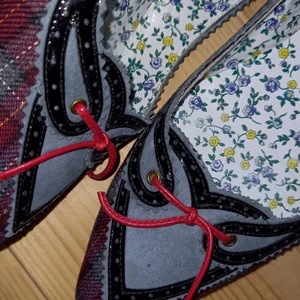 Spetsig Ballerina sko från Otto et Moi - Spansk godisbit på goten. Tweed/Lack/skinn samt läderfodrad.  Sparsamt använd sko.