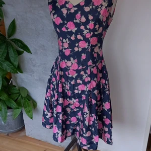 50-tals sidenklänning/skräddarsydd - Ofodrad sidenklänning sydd på 50- talet. Fin rosa paspolerad foll på insidan av klänningen. Sitter väldigt fint på kroppen och är super kvinnlig