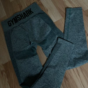 Gymshark Tights  - seamless, gröna   Säljer mina fina , absolut skönaste tights ja äger pga att ja har fler än va ja behöver 😅 Nypris 549:- Köparen står för frakt🤍