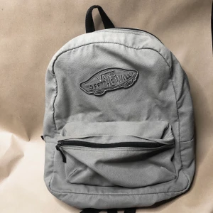 Vans ryggsäck  - Vans ryggsäck ”Vans of the wall”, ljusgrå med svarta detaljer. Får plats dator och allt möjligt 💫 stort fack + mindre framfack. Skickas i ”skyddat” mjukare paket & köparen står för frakt💫  ryggsäcken är ca. 50cm på höjden & ca 30-40cm bred! 
