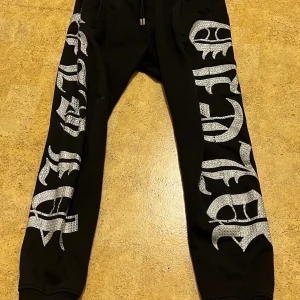 Philipp plein sweatpants - Hjälper en killkompis att sälja sina  Philipp plein sweatpants då de har blivit för små för honom  , strl medium , är använda fåtal gånger men är i väldigt fint skick. Priset går att diskutera vid snabb och billig affär! 
