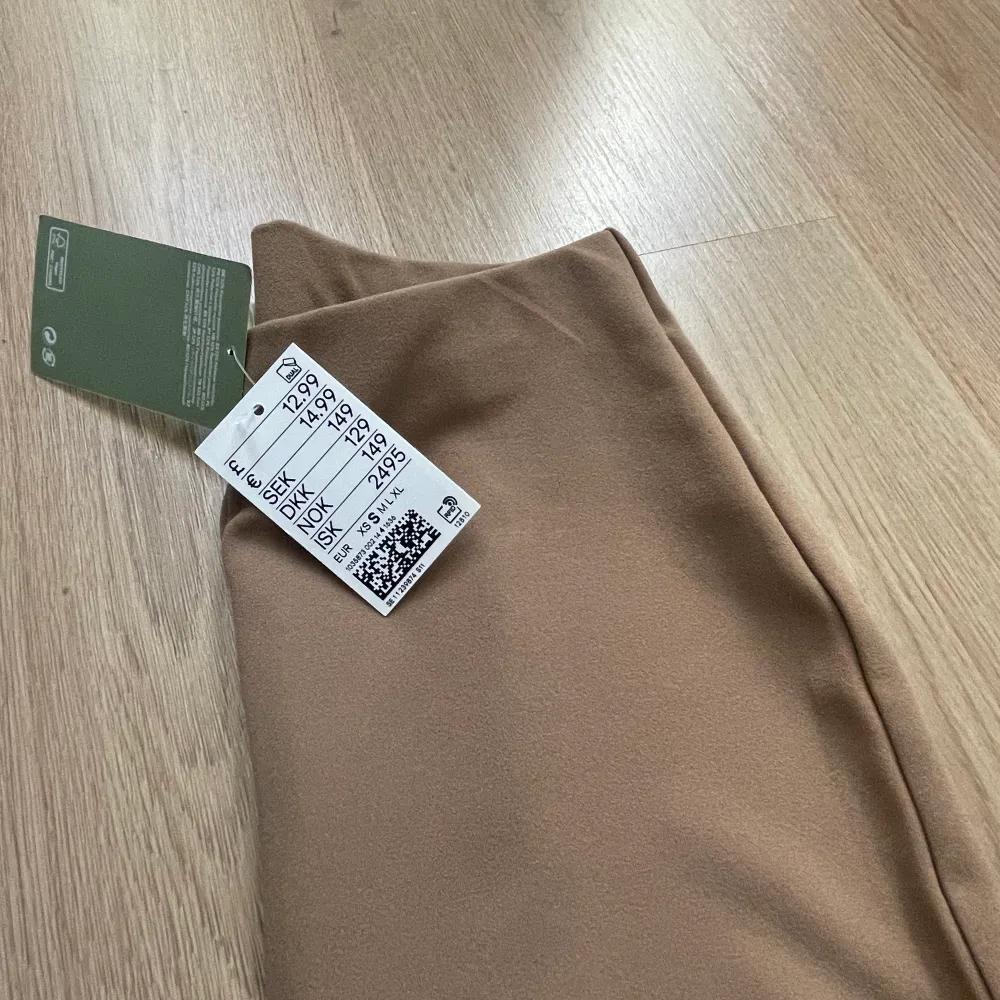 Helt oanvända bruna ”yogapants” från H&M. Prislappen är kvar💕 skriv gärna för flera bilder❤️ . Jeans & Byxor.