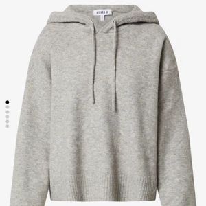 Tröja - Super skönt och fin grå stickad ”Hoodie”, ärmarna är lite lösare längst ut och den är lite kortare i modellen🤎