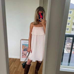 Volangklänning - Ljusrosa klänning från H&M. Storleken är tyvärr bortklippt, men skulle gissa på S/36. Köparen står för frakt 💓 kan också mötas upp i Uppsala 