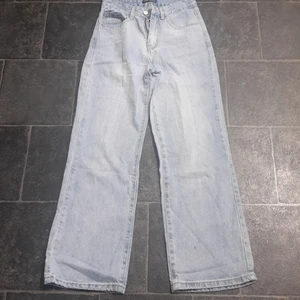 Ljusa jeans - Ljusa jeans Ej stretch Pösiga å raka Stl 26