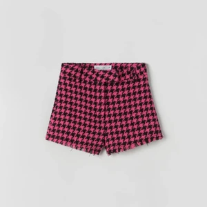 Zara shorts - Säljer dessa sprillansnya zara shortsen med ett coolt mönster på, storlek 13-14 men passar mig med xs/s i byxor! Säljes då jag har för mycket kläder. 