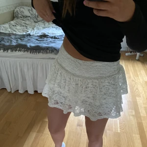 Volangkjol i spets - Superfin volangkjol, passar mig som är xs-s men lite kort, se bild. Storlek 146/152. Köparen står för frakt!💗💗 