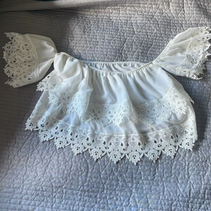 Topp - En fin somrig topp i spets och ofshoulder står ingen storlek men passar från xs-m , töjbar 