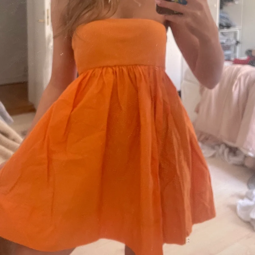 Jättesöt orange klänning från Zara. Lite skrynklig på bilderna men går att stryka såklart. 🧡. Klänningar.