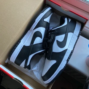 Nike dunk ”panda” - Säljer dessa snygga dunks! Finns i storlekar  37,5 39 och 42,5! Kan lösa fler storlekar genom speciall bestälning!🙏