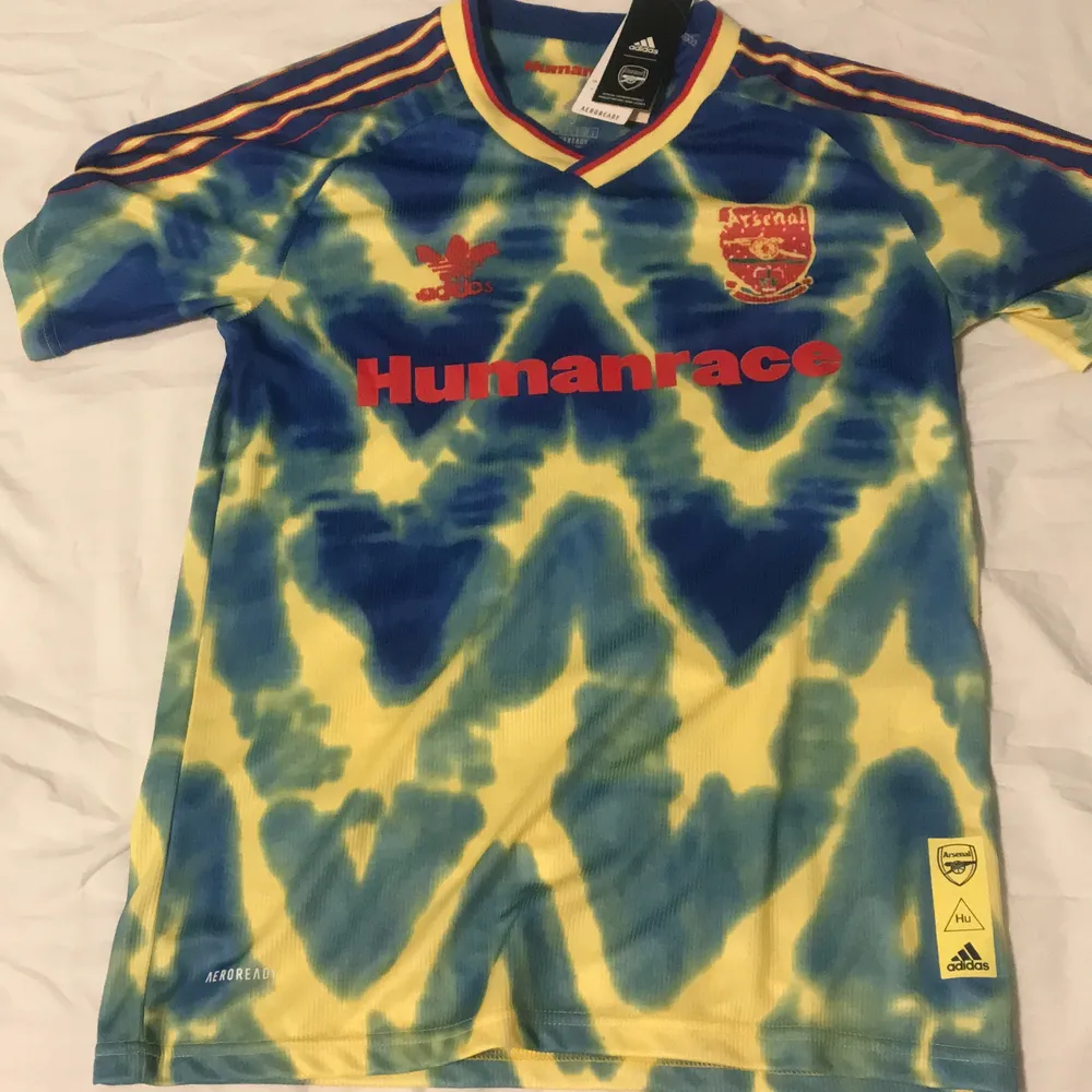Detta är en limited edition t shirt från Arsenal. Använd 1 gång lapparna hänger kvar. Storlek s . T-shirts.