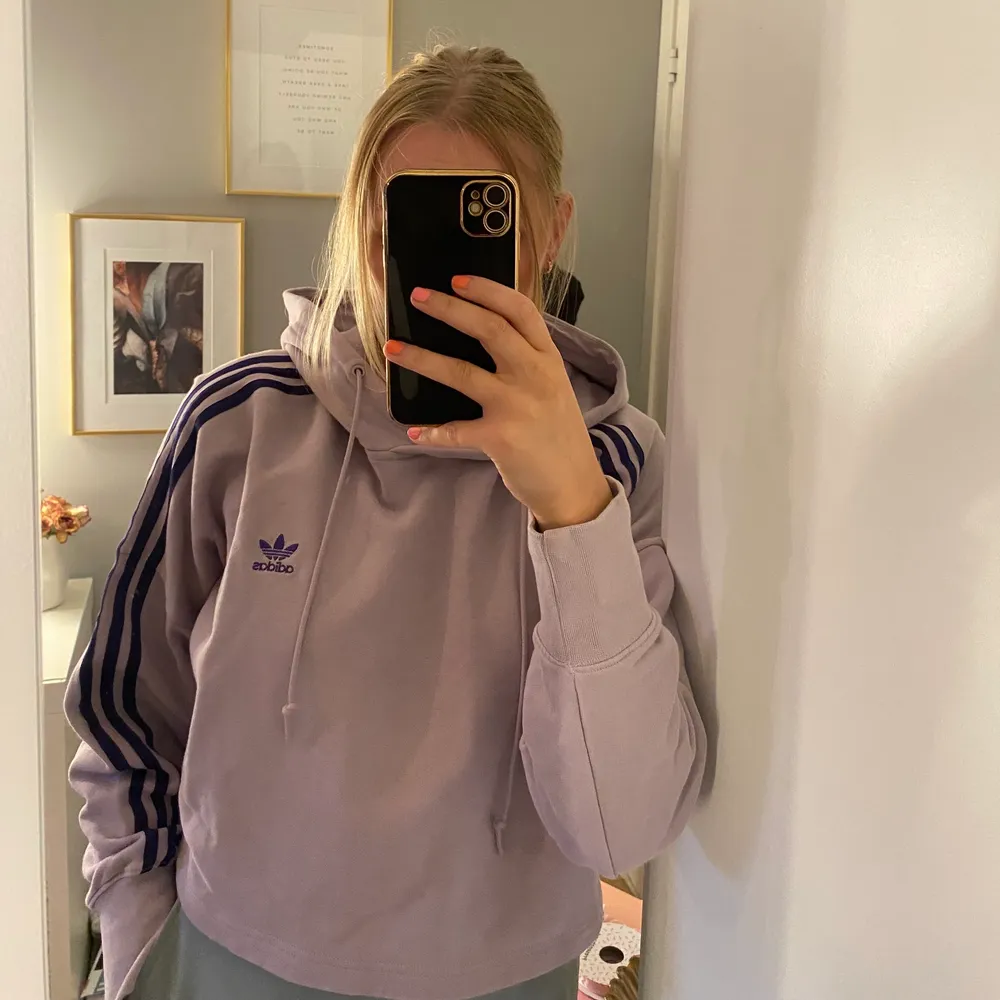 En fin lila croppad hoodie från Adidas. 250+66kr i frakt❤️. Hoodies.