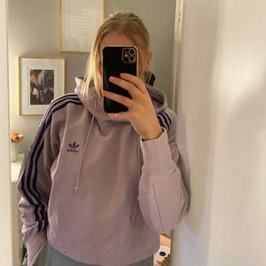 En fin lila croppad hoodie från Adidas. 250+66kr i frakt❤️