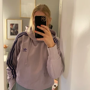 Hoodie - En fin lila croppad hoodie från Adidas. 250+66kr i frakt❤️