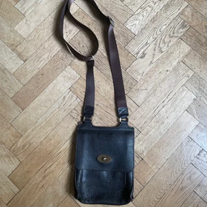 Axelremsväska i läder  - Axelremsväska i brun löser från Mulberry. Köpt för 10 år sedan. Endast använd 2 gånger.