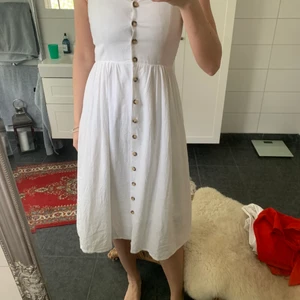 HM klänning linnemix - Klänning från HM i linne-mix eller linne-liknande material. Str 36 